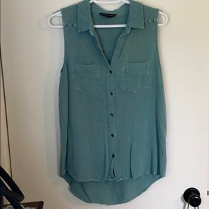 Rock & Republic sleeveless button down top